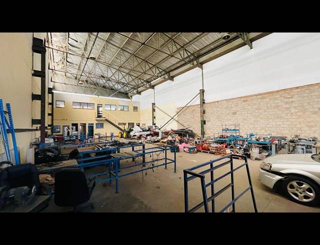 700M² WAREHOUSE TO LET IN LEA GLEN